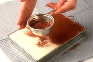 Перед подачей посыпьте тирамису какао или тертым шоколадом
